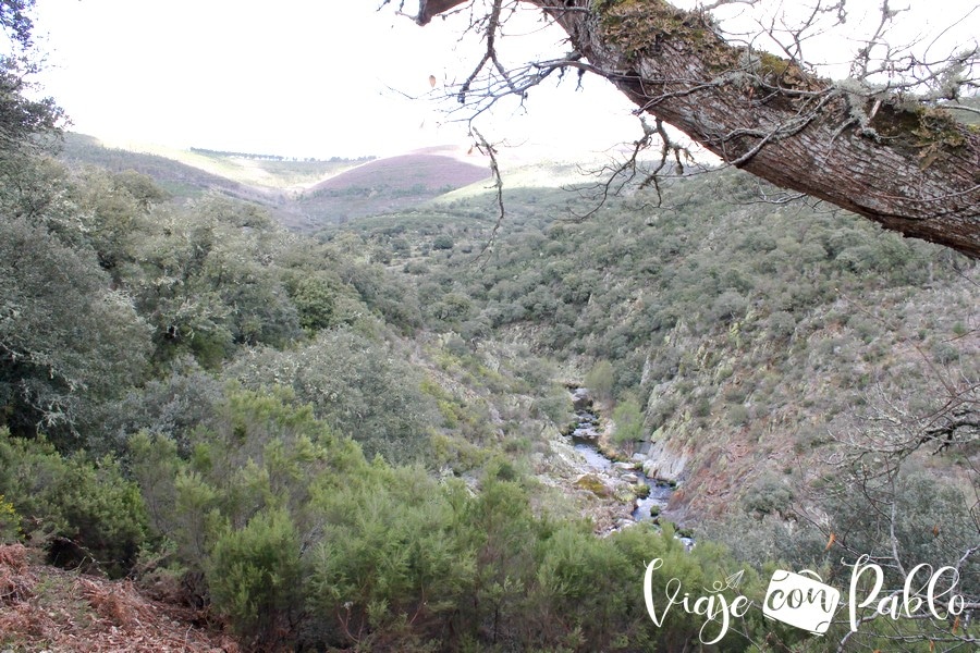 El río Agadón, encajonado durante la ruta Monsagro-El Vao