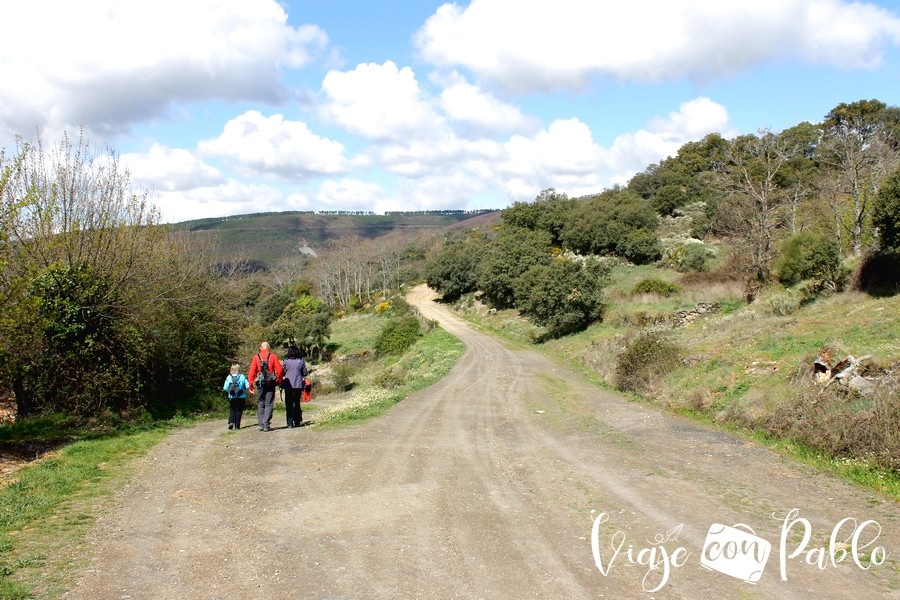 La ruta comienza en el sendero que sale a la izquierda