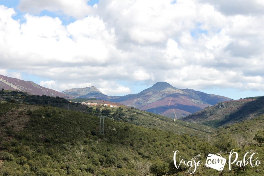 Peña de Francia a la izquierda y Pico Mongorro a la derecha desde la pista de regreso