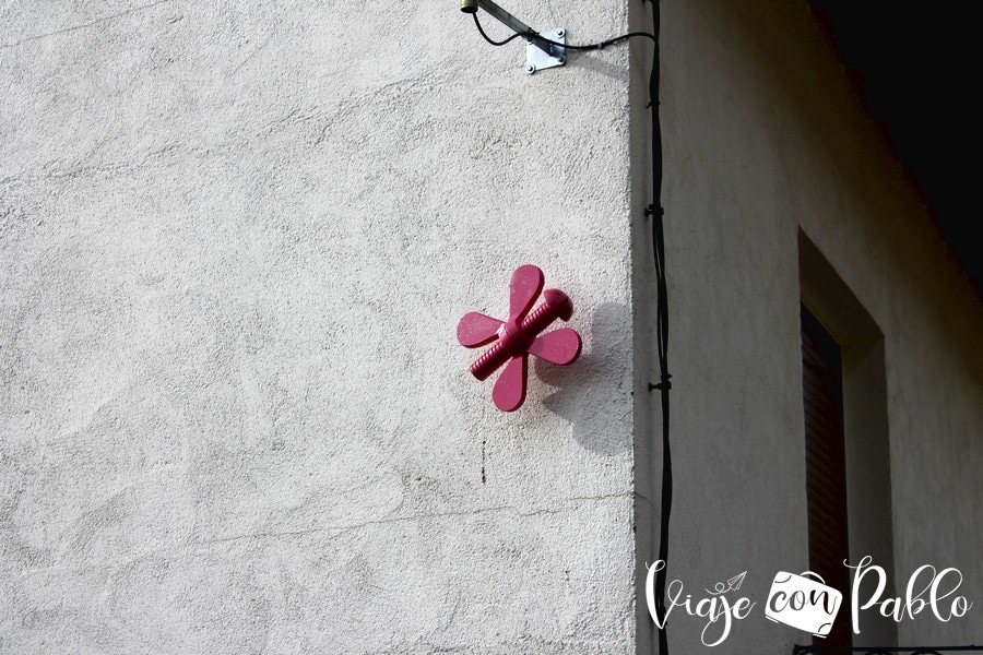 "Efímeras magenta" de José Antonio Juárez en Las Casas del Conde bosque de los espejos