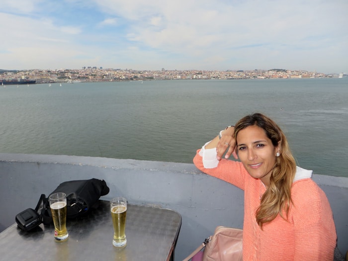 Tomando una cerveza con vistas en Cacilhas