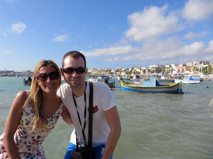 Vista de los luzzu al inicio del paseo marítimo de Marsaxlokk