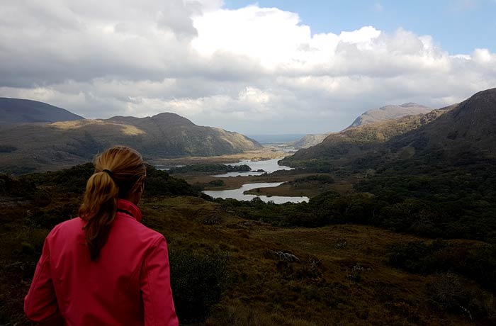 Estafanía en el mirador Lady's View del Anillo de Kerry una semana en Irlanda