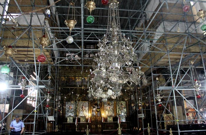 Andamios en la basílica de la Natividad Belén desde Jerusalén