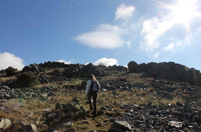 Caminando por la cresta de la montaña Cueva de la Mora