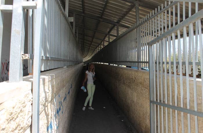 Estefanía, en la entrada del 'checkpoint' Belén desde Jerusalén