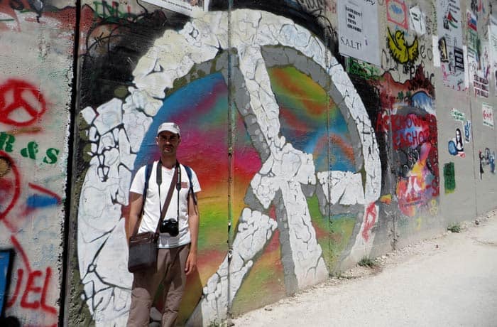 Símbolo de la paz en un grafiti del muro Belén desde Jerusalén