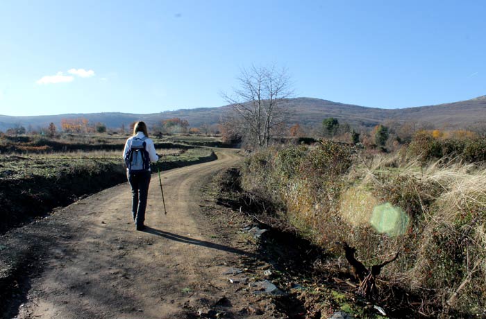 Inicio de la ruta de la Cueva de la Mora en Navarredonda de la Rinconada