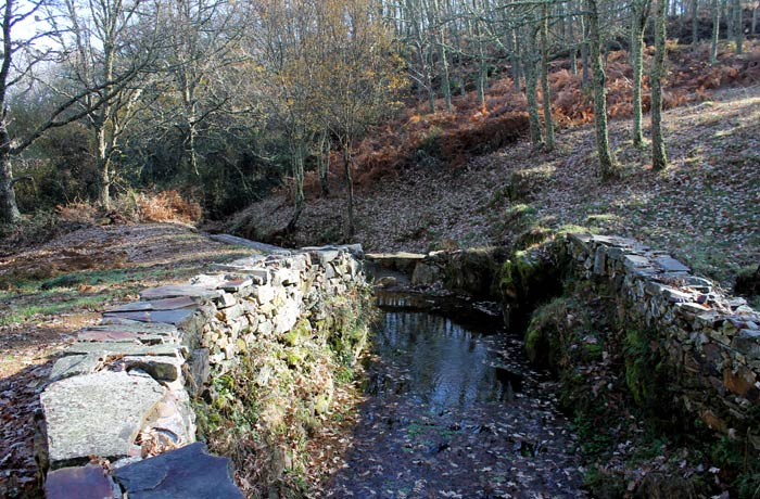 Paraje de Las Fuentes de Navarredonda de la Rinconada Cueva de la Mora