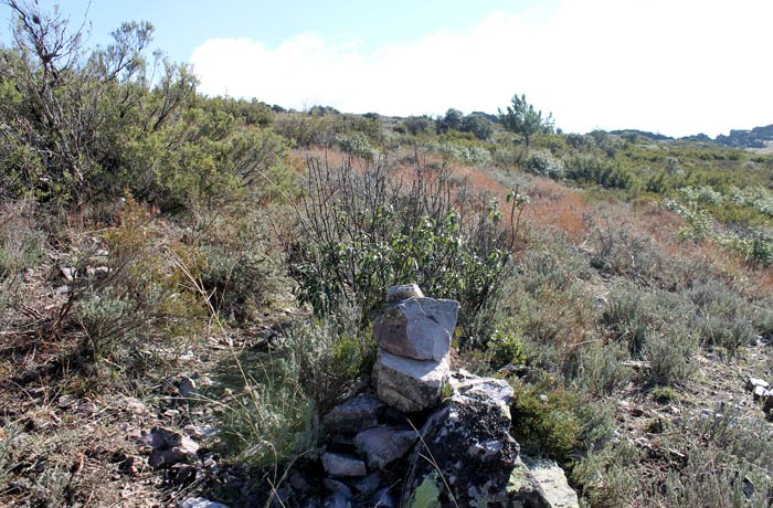 Marcas con piedras en la cresta de la montaña Cueva de la Mora