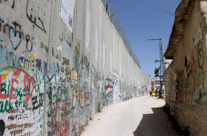 Estrecho camino por el que anduvimos junto al muro para llegar al 'checkpoint' Belén desde Jerusalén