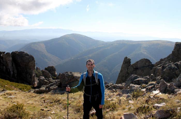 Pablo, con la sierra Quilama al fondo antes de bajar a la Cueva de la Mora