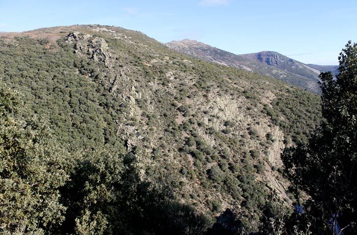 Paisaje en el sendero de regreso con el pico Cervero al fondo Cueva de la Mora