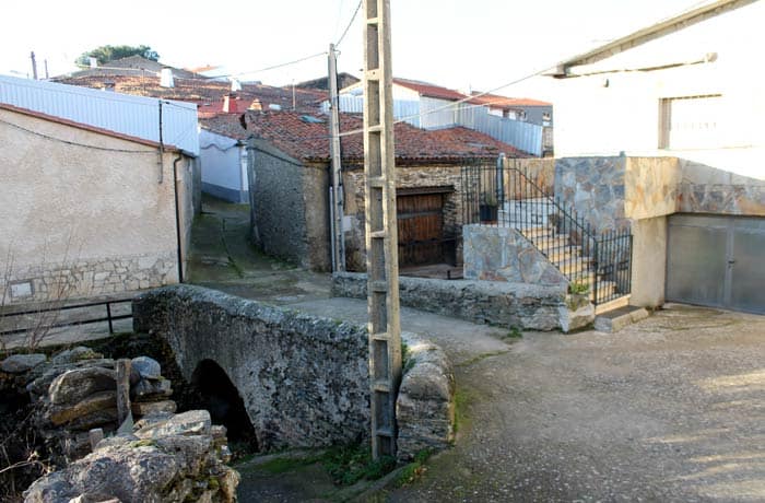 Puente de Navarredonda de la Rinconada sobre el arroyo del pueblo Cueva de la Mora