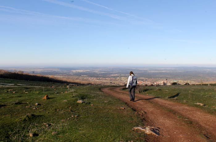 Sendero de regreso a Navarredonda de la Rinconada tras dejar atrás el horno de cal Cueva de la Mora