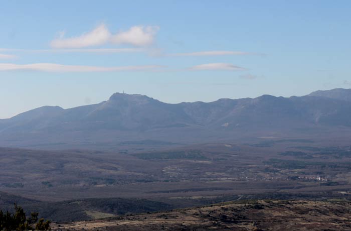 Vista de la Peña de Francia a la izquierda Cueva de la Mora