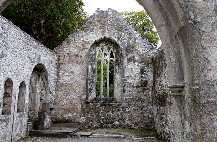 Interior de la abadía de Muckross Anillo de Kerry