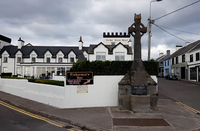 Cruz y hotel Butler Arms en Waterville Anillo de Kerry