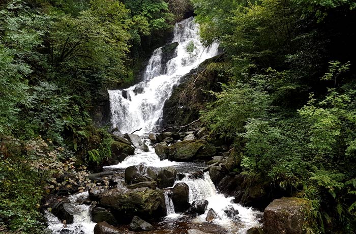 Vista de la cascada de Torc Anillo de Kerry