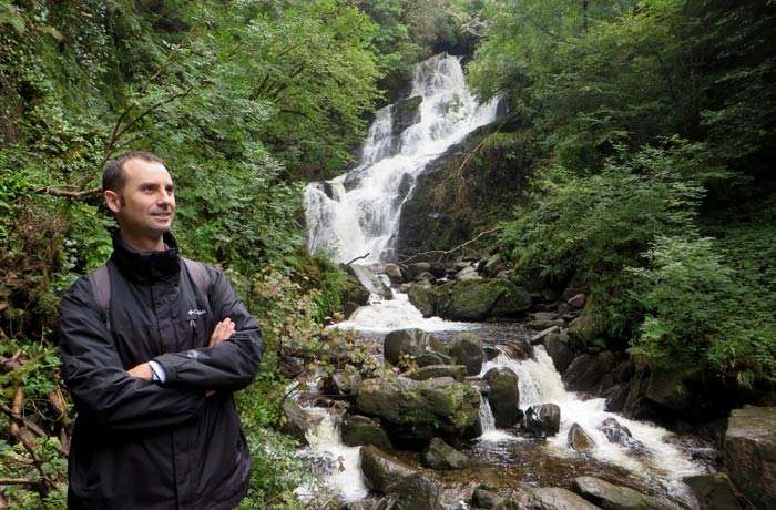 Ante la cascada de Torc Anillo de Kerry