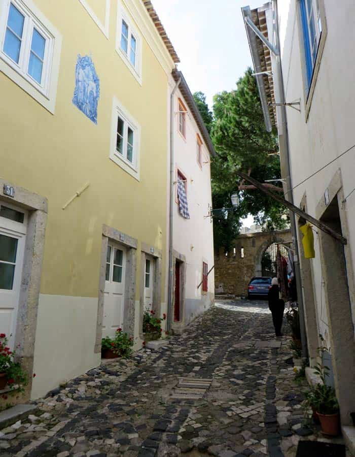 Una de las calles del barrio del Castillo en la Alfama