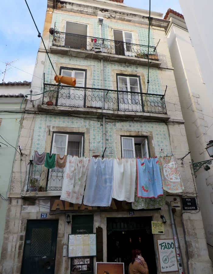 Ropa tendida en una de las calles de la Alfama