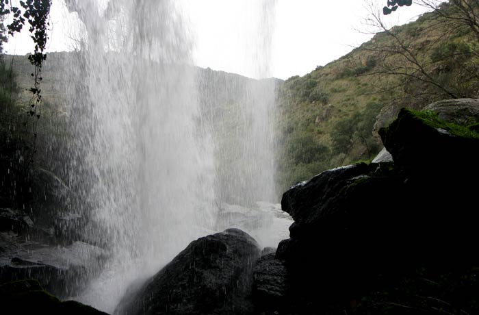 El agua de la cascada desde la cueva del Pozo Airón