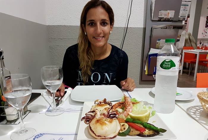 Estefanía, ante el plato de sepia comer en Rosas