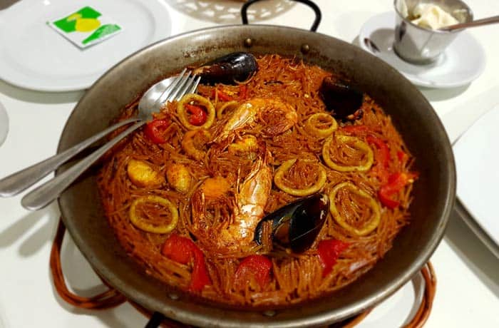 Fideuá de la casa comer en Rosas