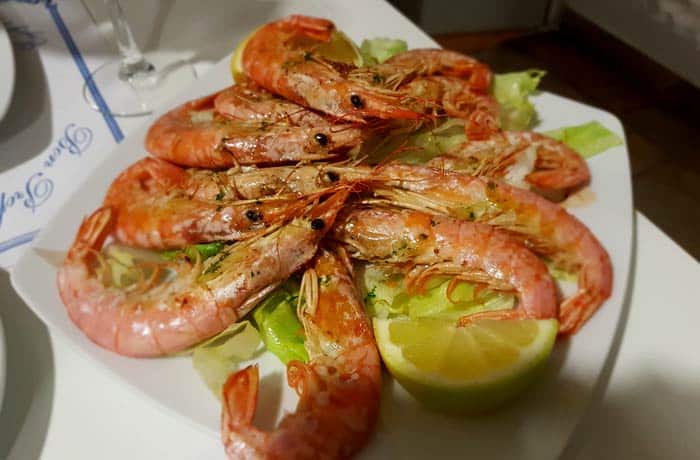 Ración de gambas comer en Rosas