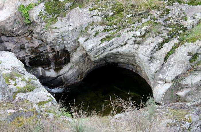 Pozas que forma en el arroyo de los Cuernos