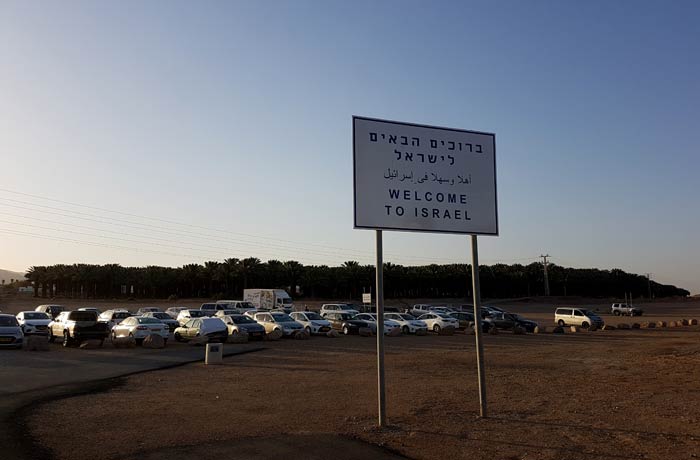 Vista del aparcamiento que hay junto al paso fronterizo pasar de Israel a Jordania