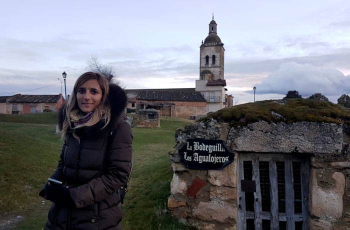 Ante una de las bodegas de Zazuar con la iglesia de San Andrés al fondo Ribera del Duero Burgalesa