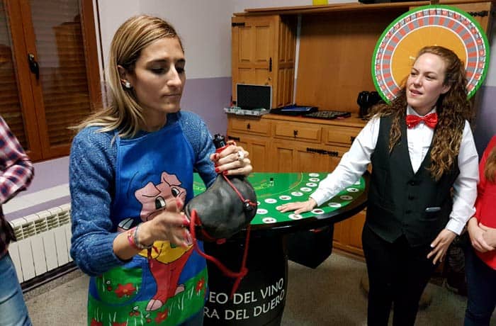 Estefanía jugando al casino del vino de Ribiértete Ribera del Duero Burgalesa