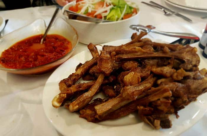 Chuletillas de lechazo en el restaurante de la posada de Pradorey Ribera del Duero Burgalesa