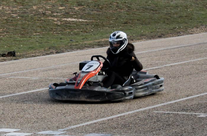 Estefanía, entrando en meta con su kart Ribera del Duero Burgalesa