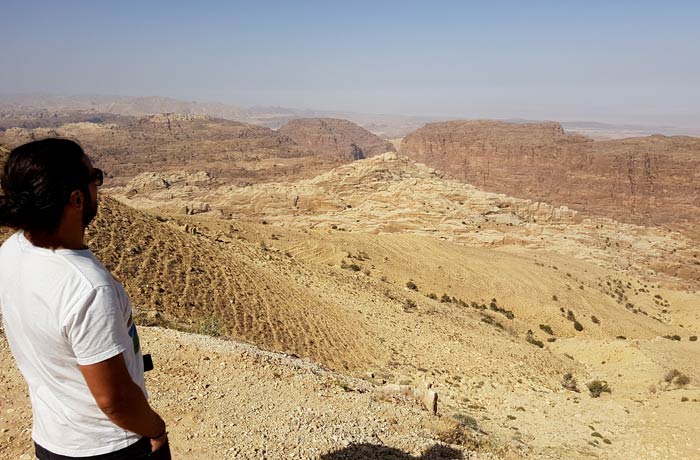 Pedro, nuestro compañero de viaje, ante el valle que se divisa kilómetros antes de llegar a Petra