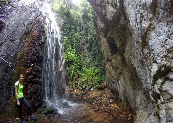 Estefanía ante la chorrera de Jigareo