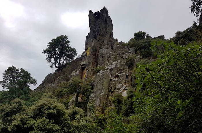 Formas graníticas antes de descender a la chorrera de Jigareo