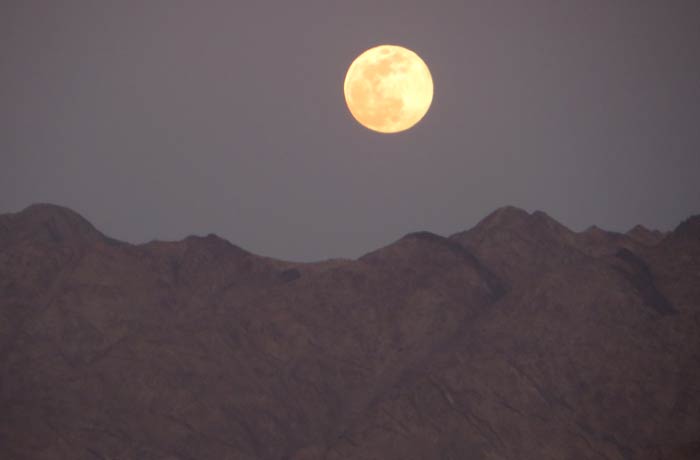 Luna sobre las montañas jordanas qué hacer en Eilat