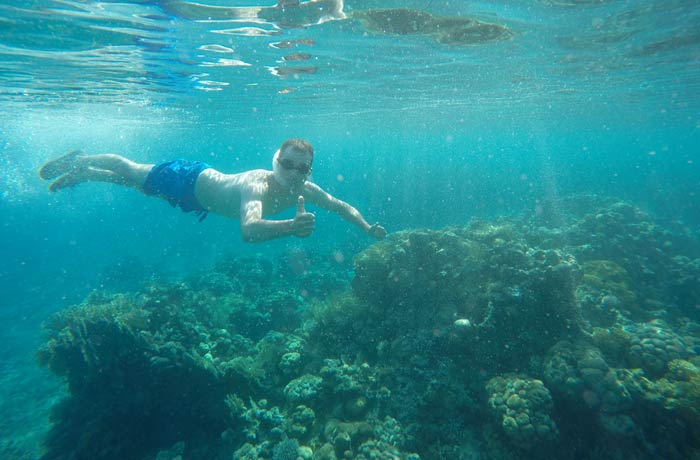 Pablo haciendo esnórquel en el mar Rojo qué hacer en Eilat