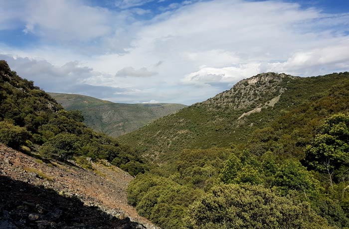 Pedrera de Gorgorizo con el pico del Castillo a la izquierda chorrera de Jigareo