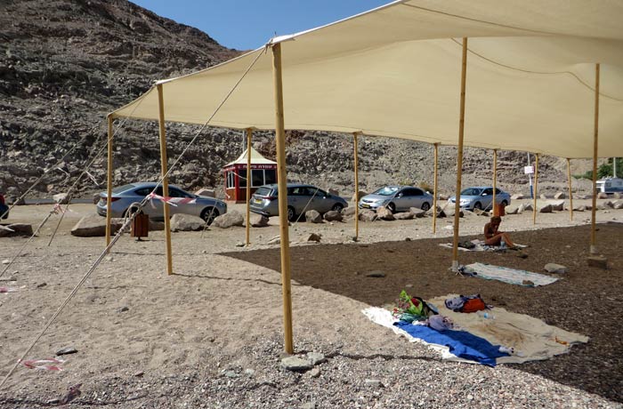 Toldos para protegerse del sol en la playa de Eilat donde hicimos esnórquel qué hacer en Eilat