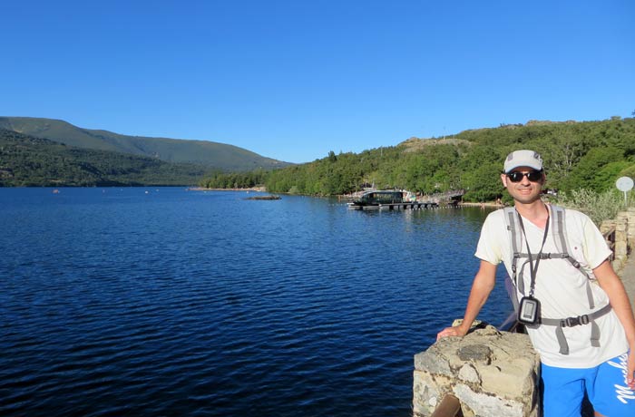 Pablo ante el Lago de Sanabria y el catamarán que realiza paseos