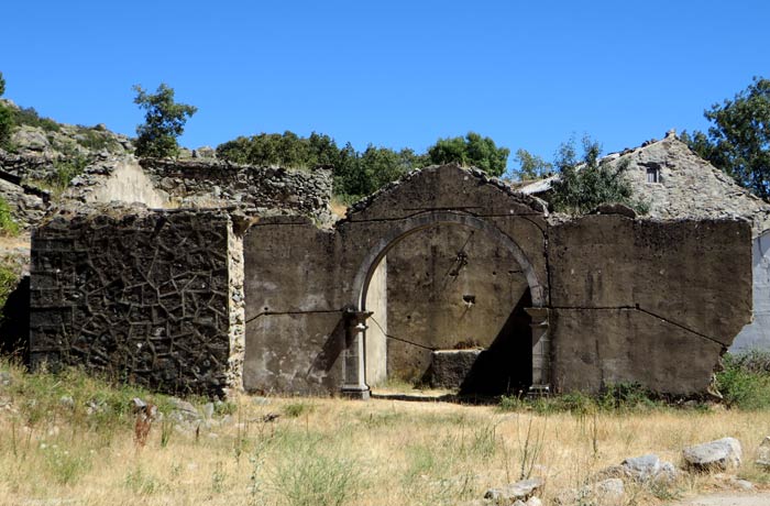 Restos de la iglesia de Ribadelago Viejo Lago de Sanabria