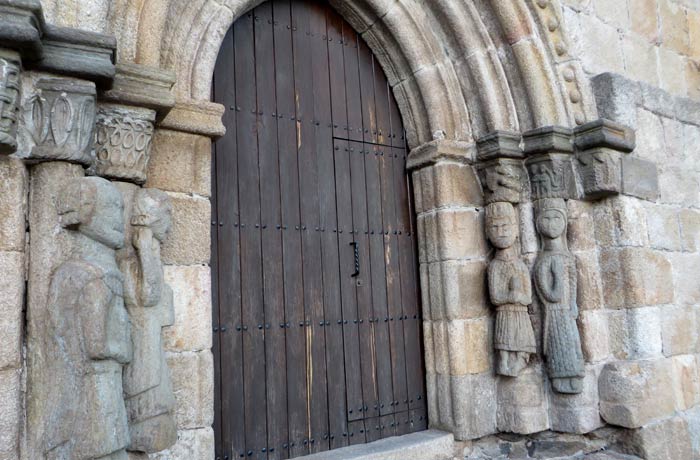 Una de las portadas románicas de la iglesia de Santa María del Azogue en Puebla de Sanabria