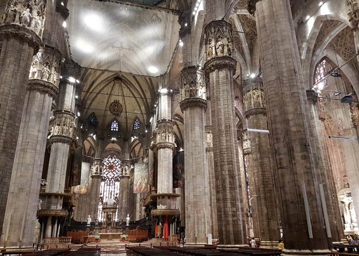 Interior del Duomo qué ver en Milán