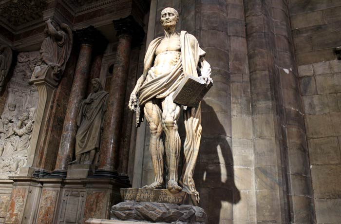 Impresionante escultura de San Bartolomé en el Duomo obra de Marco da Agrate qué ver en Milán