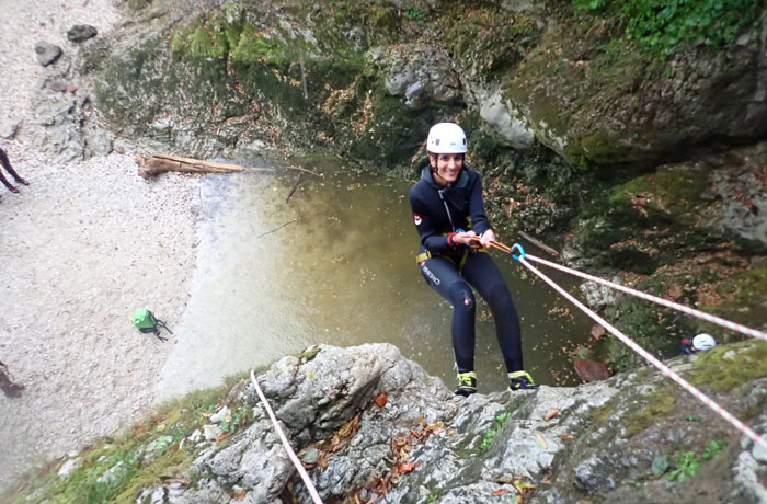 Bajada final para dejar el barranco barranquismo en Bled