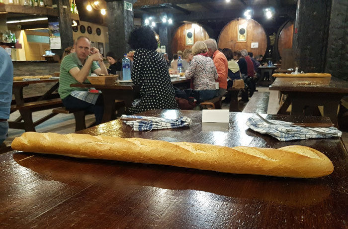 Barra de pan en la mesa de la sidrería Petritegi sidrerías en Astigarraga